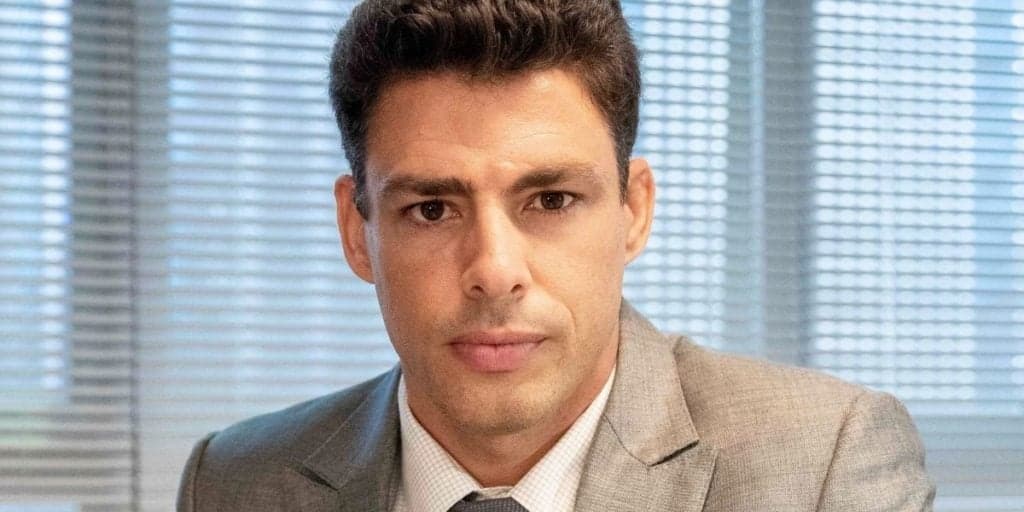 Em novela, Cauã Reymond surge completamente nu, mandando nudes para ex e faz a alegria da mulherada