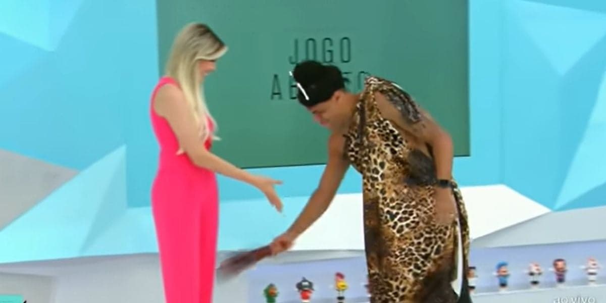Denílson surge vestido de mulher na Band, bate na bunda de Renata Fan e dá recado à esposa: "Não queria desejar"