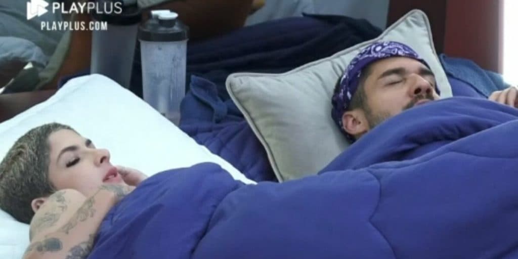 A Fazenda 13: Na cama, Lary se oferece como pode e pede tapa na bunda de Bill: "É bom"