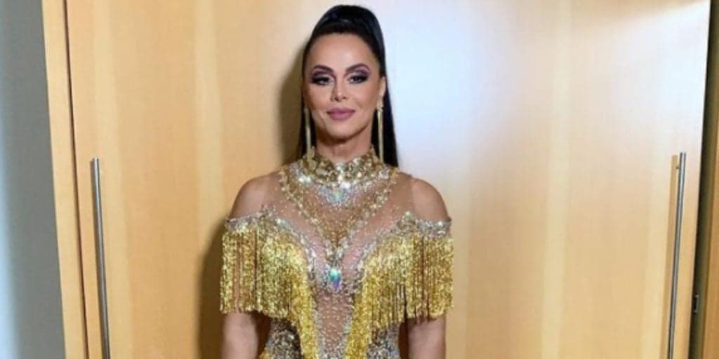 Aos 47 anos, Viviane Araújo usa macacão transparente e seios gigantes explodem em decote ousado