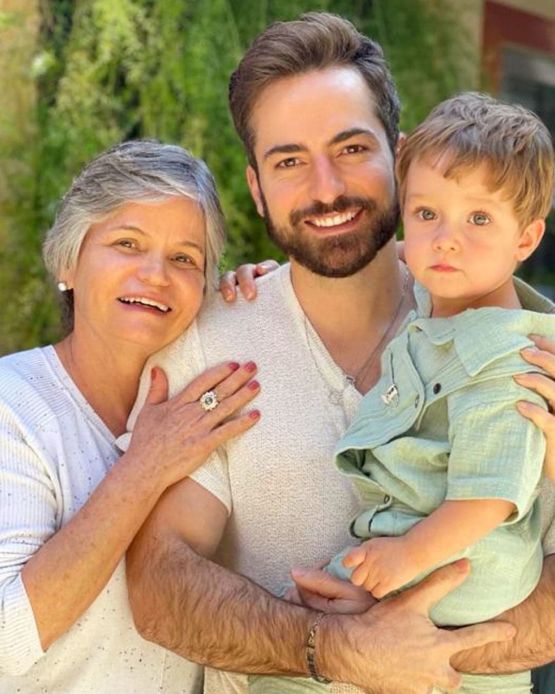 Thales Bretas, viúvo de Paulo Gustavo, com a mãe e o filho (Foto: Reprodução/Instagram) Thales Bretas, viúvo de Paulo Gustavo, com a mãe e o filho (Foto: Reprodução/Instagram)
