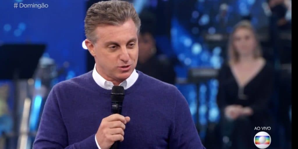 "Essa merda", ao vivo com Caetano Veloso, Luciano Huck ordena que fone seja tirado e detona sem dó