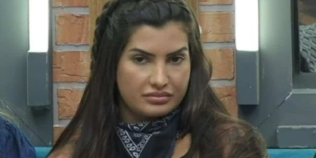 Urgente! Em ‘A Fazenda 13’, Mariana Ferrari leva a pior e sofre acidente no trato dos animais