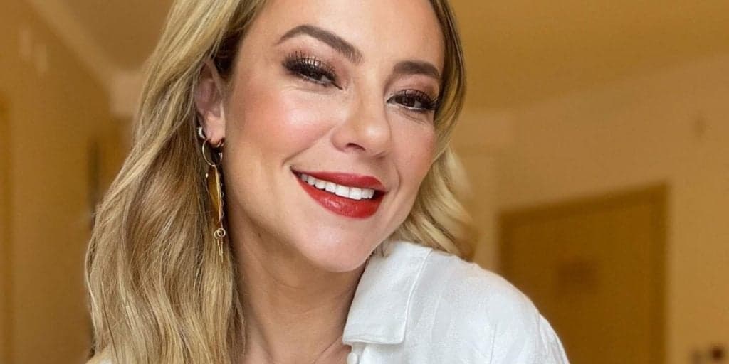Paolla Oliveira ostenta corpo sarado na praia com fio-dental e topless: "Pé na areia"