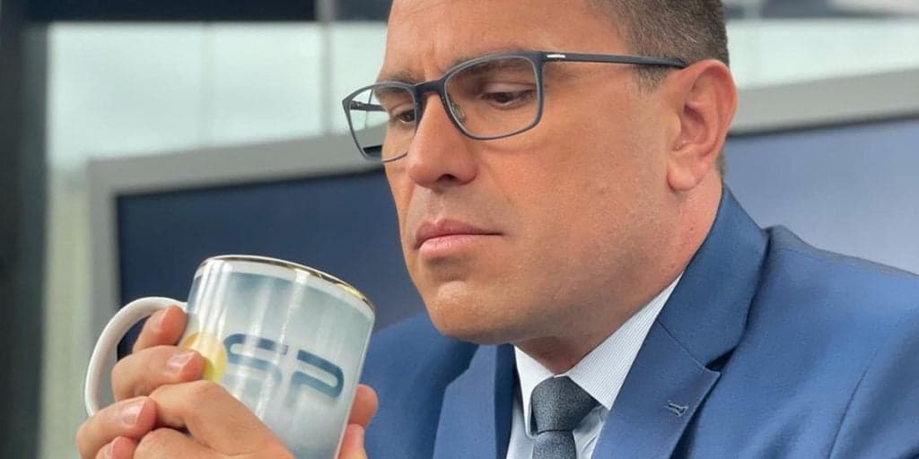 Rodrigo Bocardi deixa escapar o que esconde atrás de bancada na Globo, público fica estarrecido e jornalista assume