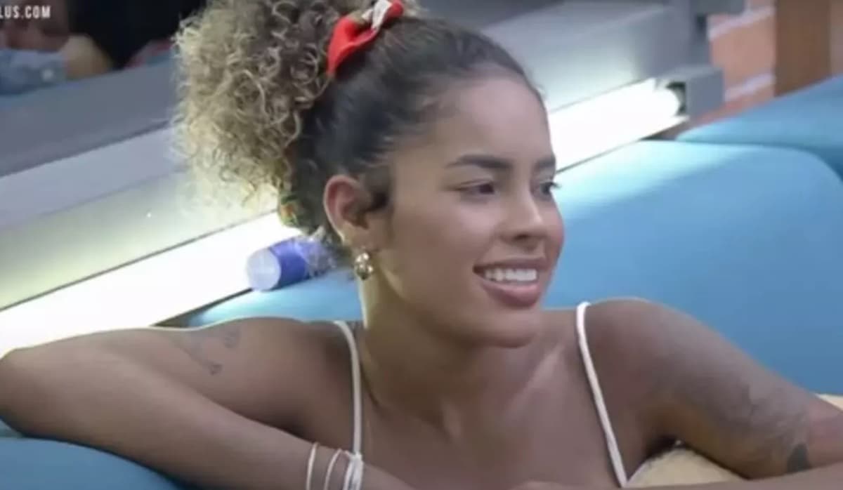 Sthe Matos fica toda assanhadinha com conversa e expõe que gosta de uns tapas na hora "H" (Foto: Reprodução/ Record TV)