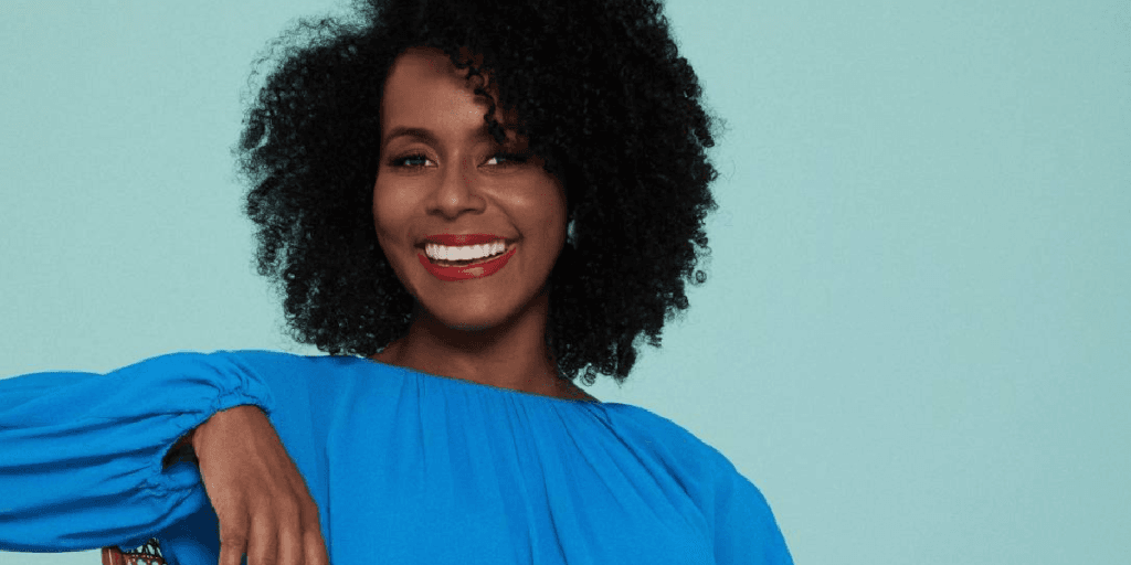 Maju Coutinho, apresentadora da Globo, é flagrada na praia com marido e exagera no no maiô cavado