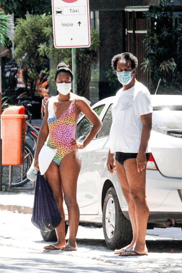 Maju Coutinho na praia do Leblon, ao lado do marido (Foto: Divulgação)