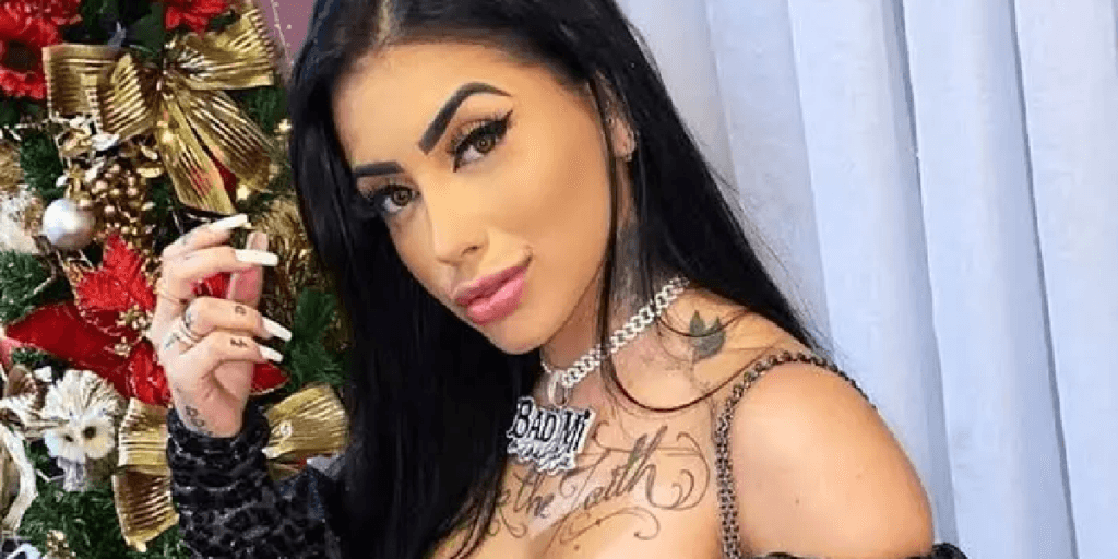Mirella levanta a blusa até o talo e puxa calcinha no limite para provocar: "Peladinha"