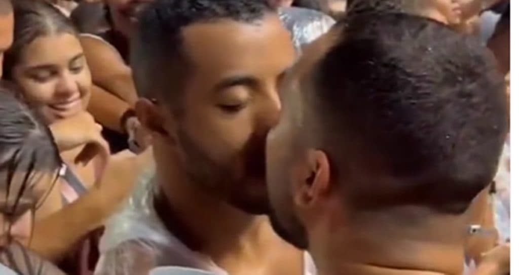 Gil do Vigor é visto beijando muito em show de Anitta e sobe no palco para causar com Pocah
