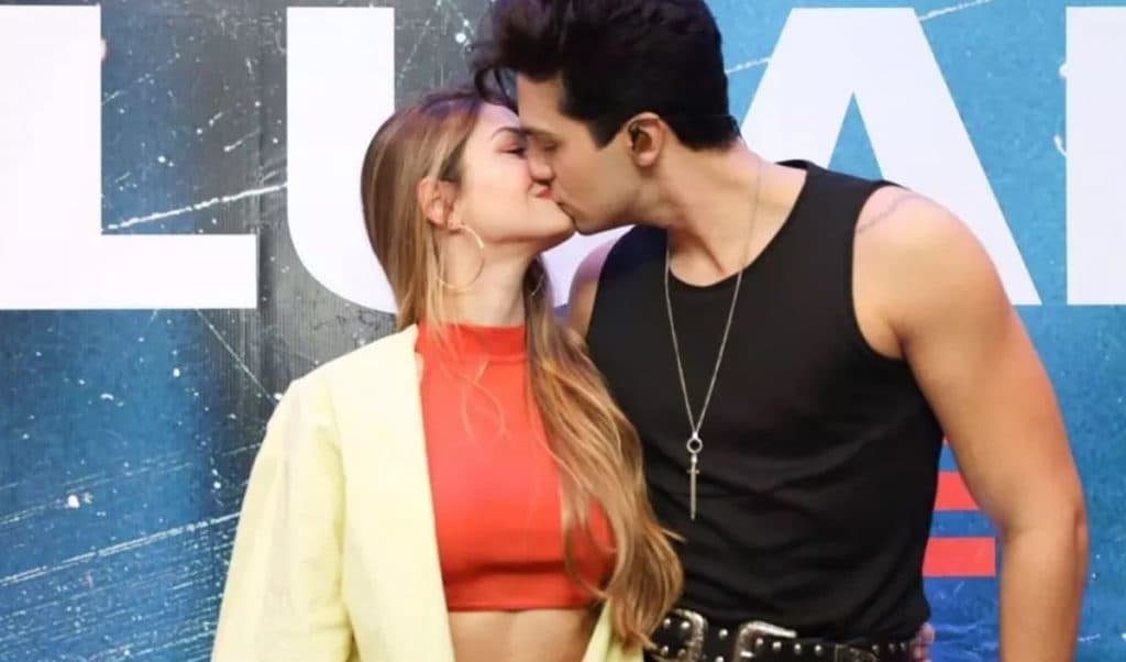 Luan Santana volta aos palcos com show inédito e dá beijaço na namorada nos bastidores
