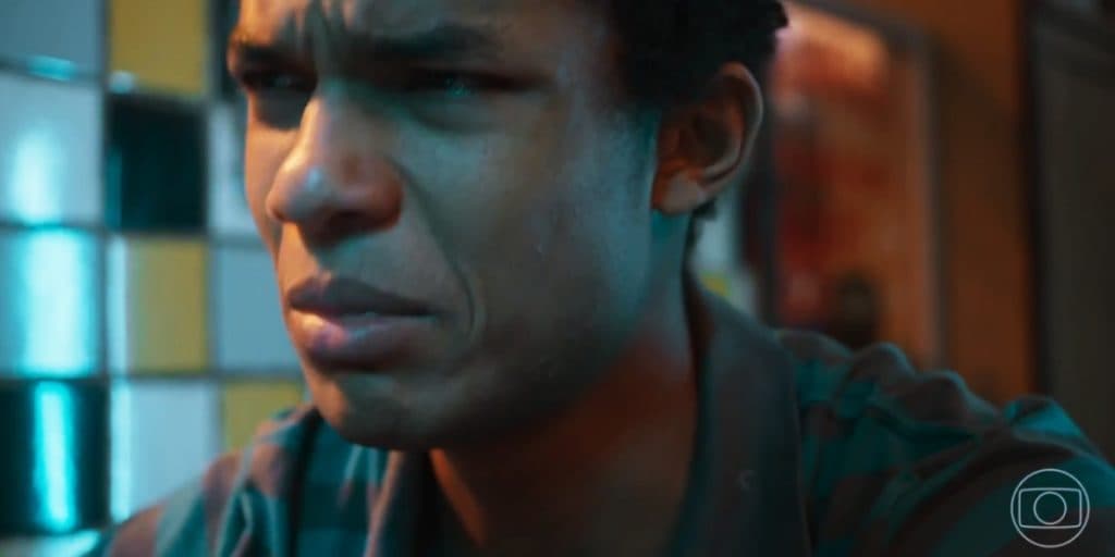 Novela Um Lugar ao Sol: Ravi se estrepa sem Christian e é preso por motivo surreal