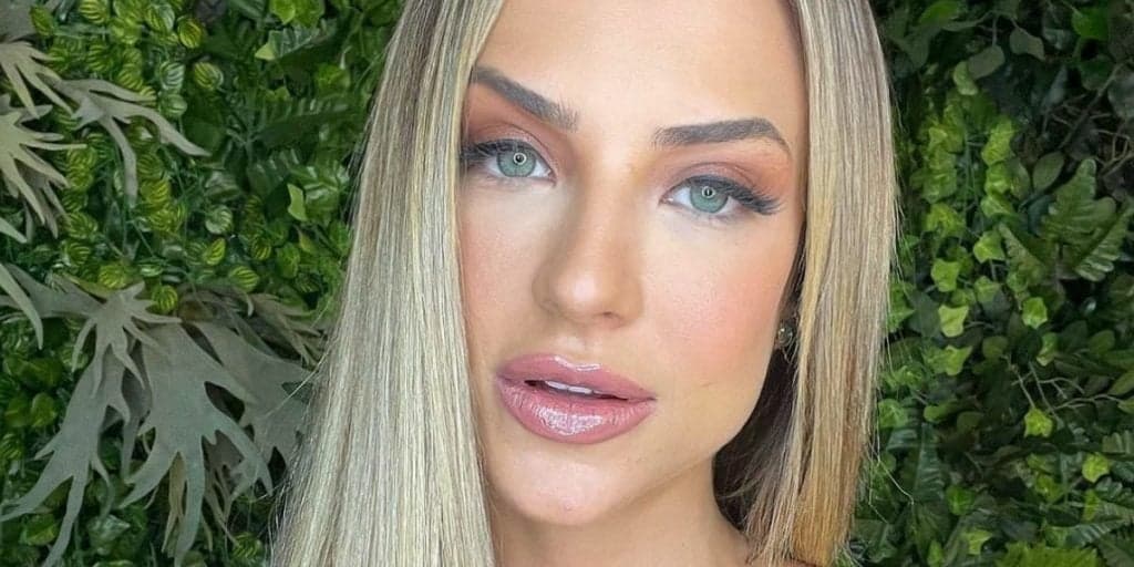 Gabi Martins empina bumbum gigante com fio-dental atoladíssimo e escancara parte íntima: "Eu precisava"