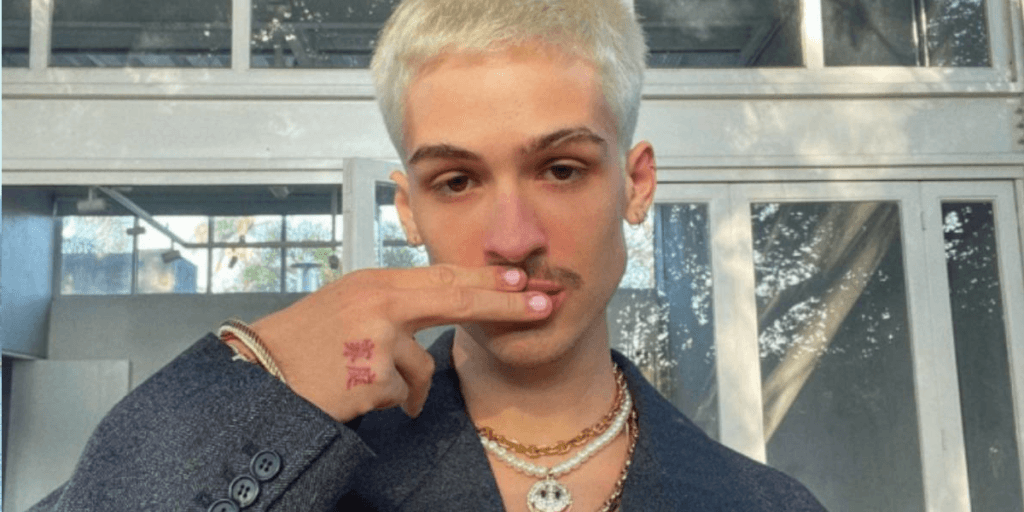 Filho de Leonardo, João Guilherme apoia liberação de maconha, abaixa calça e mostra tatuagem em parte íntima
