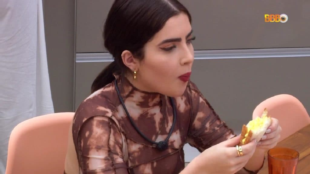 Após gastar R$6 mil em sobrancelha, Jade Picon come pão com ovo no 'BBB' e vira chacota: "esforçando pra engolir"