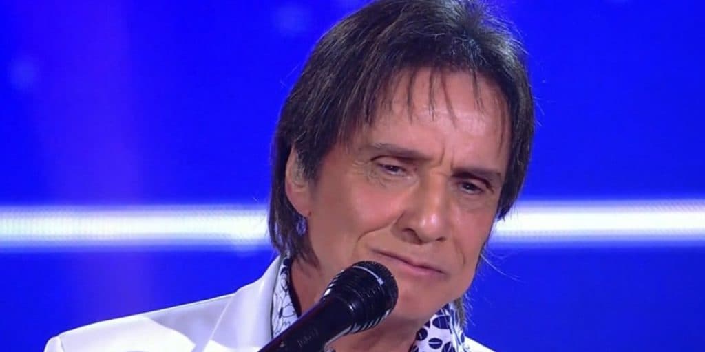 Roberto Carlos tem relação com cantor, compra bairro, expulsa vizinhos e vende até iate por 25 milhões