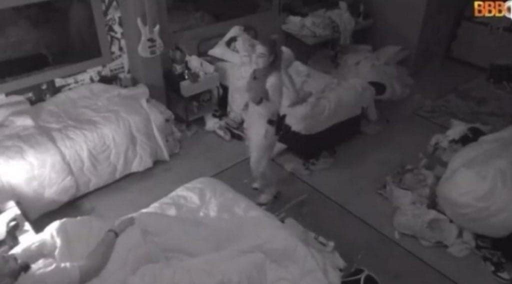 Naiara Azevedo e sisters do BBB22 passam pano de limpeza nas partes íntimas e se chocam: “No c#zinho”