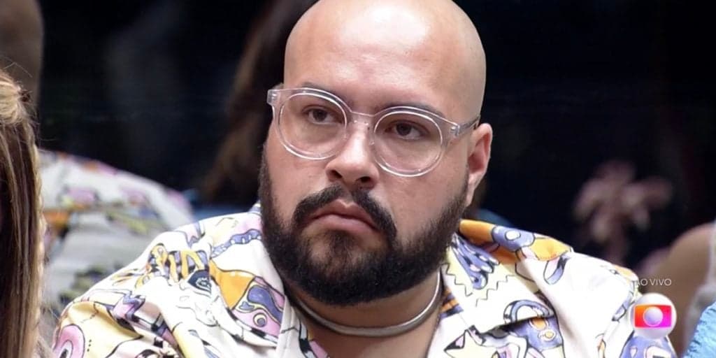BBB22: Tiago Abravanel fica em choque com discurso de Tadeu, entende recado na lata e faz cara de tacho ao vivo