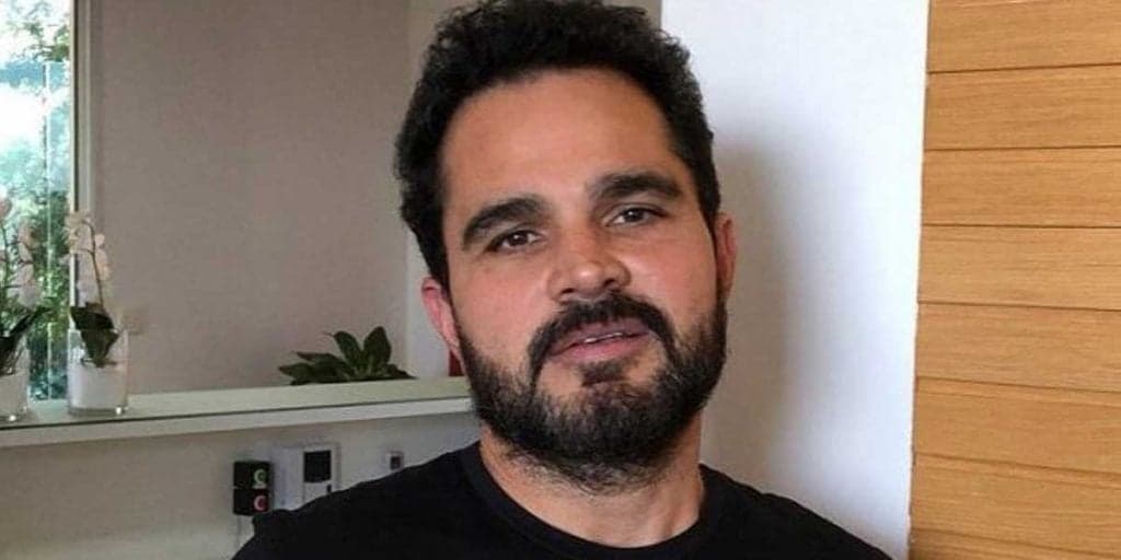 Luciano Camargo reúne família, expõe parceiro e assume, após ser chamado de gay: "Estamos grudados"