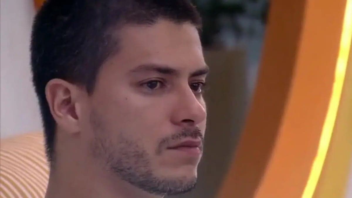 Arthur Aguiar aos prantos no BBB22 ouvindo conselhos de Naiara (Reprodução/ TV Globo) Arthur Aguiar aos prantos no BBB22 ouvindo conselhos de Naiara (Reprodução/ TV Globo)