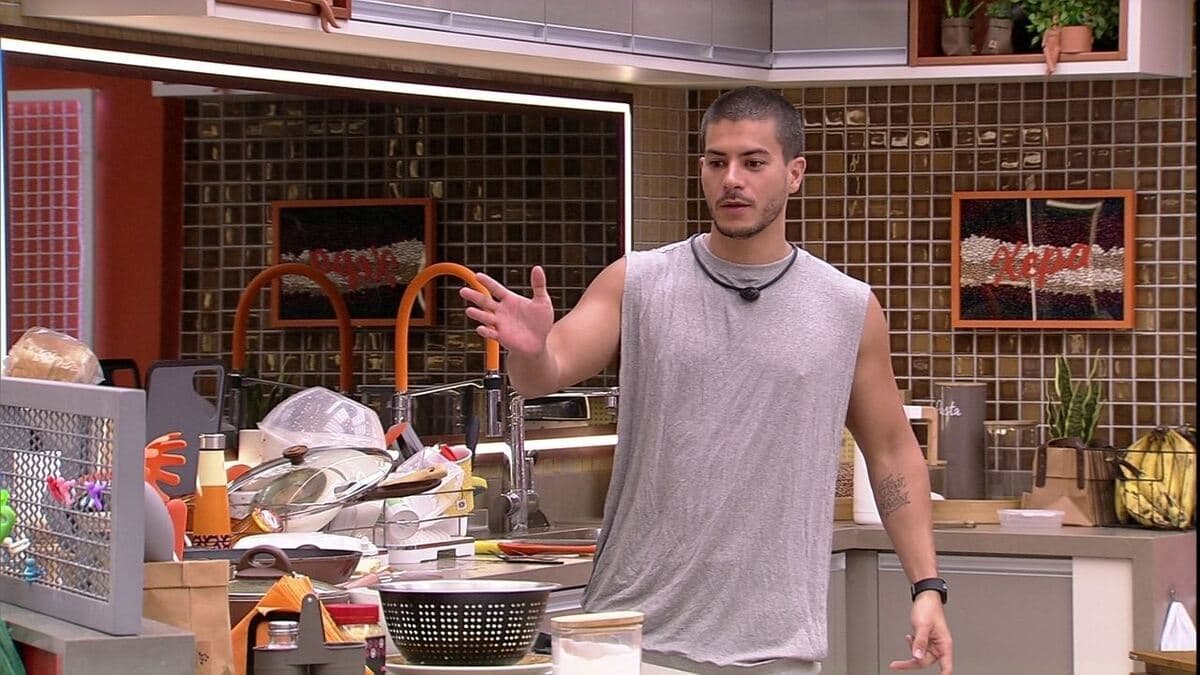 BBB22: Arthur Aguiar e Gustavo se alfinetam na cozinha da Xepa (Foto: Reprodução) BBB22: Arthur Aguiar e Gustavo se alfinetam na cozinha da Xepa (Foto: Reprodução)