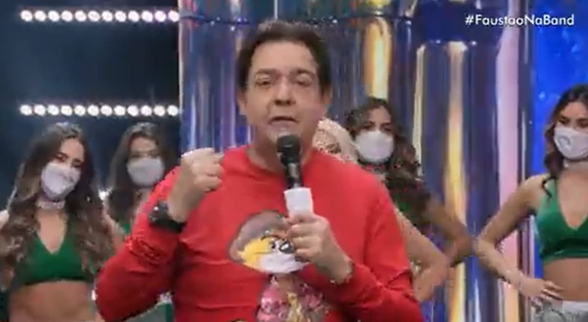 Faustão conta ao público sobre a ligação que recebeu de Tiago Leifert (Reprodução/ Band) Faustão conta ao público sobre a ligação que recebeu de Tiago Leifert (Reprodução/ Band)