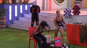 Causou polêmica o balde de água suja entre Maria e Natália (Foto: Reprodução / Globoplay) Causou polêmica o balde de água suja entre Maria e Natália (Foto: Reprodução / Globoplay)