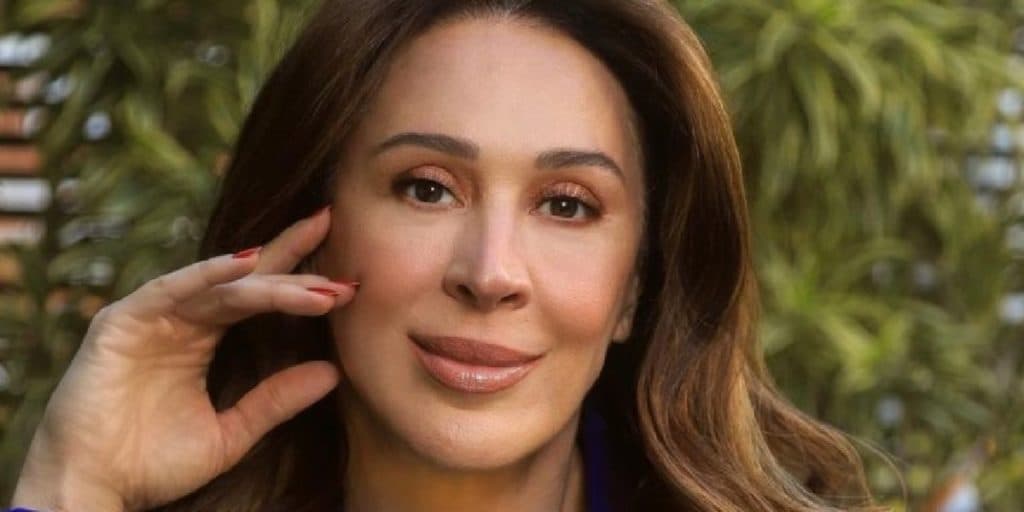 Após notícia de gravidez aos 55 anos, Claudia Raia exibe corpo em body fio dental: “Belas curvas”