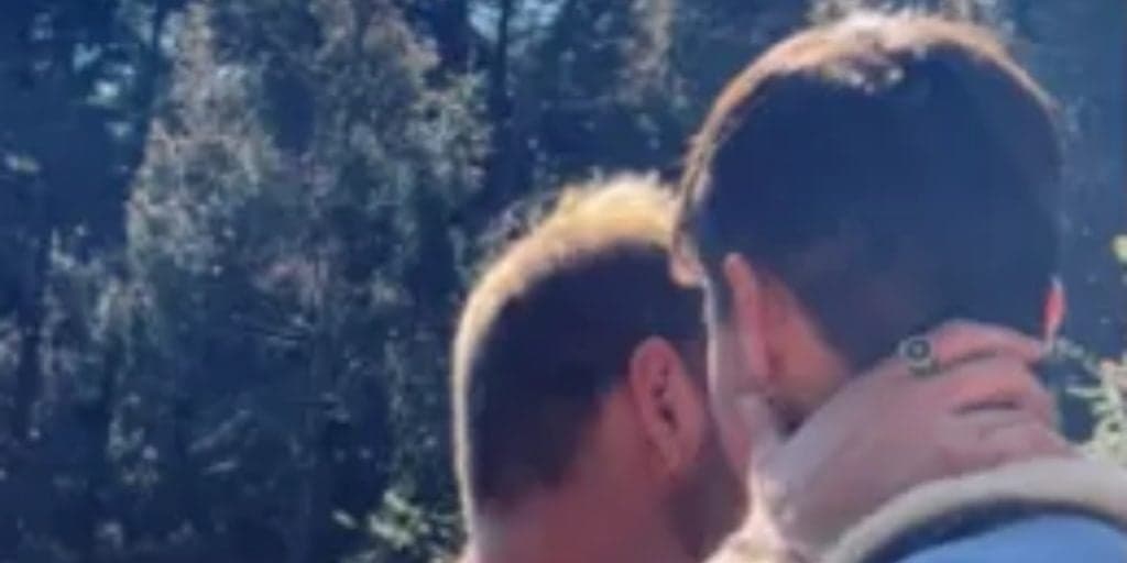 Daniel assume relacionamento gay, expõe foto na internet e recebe rejeição: 'Me da nojo'
