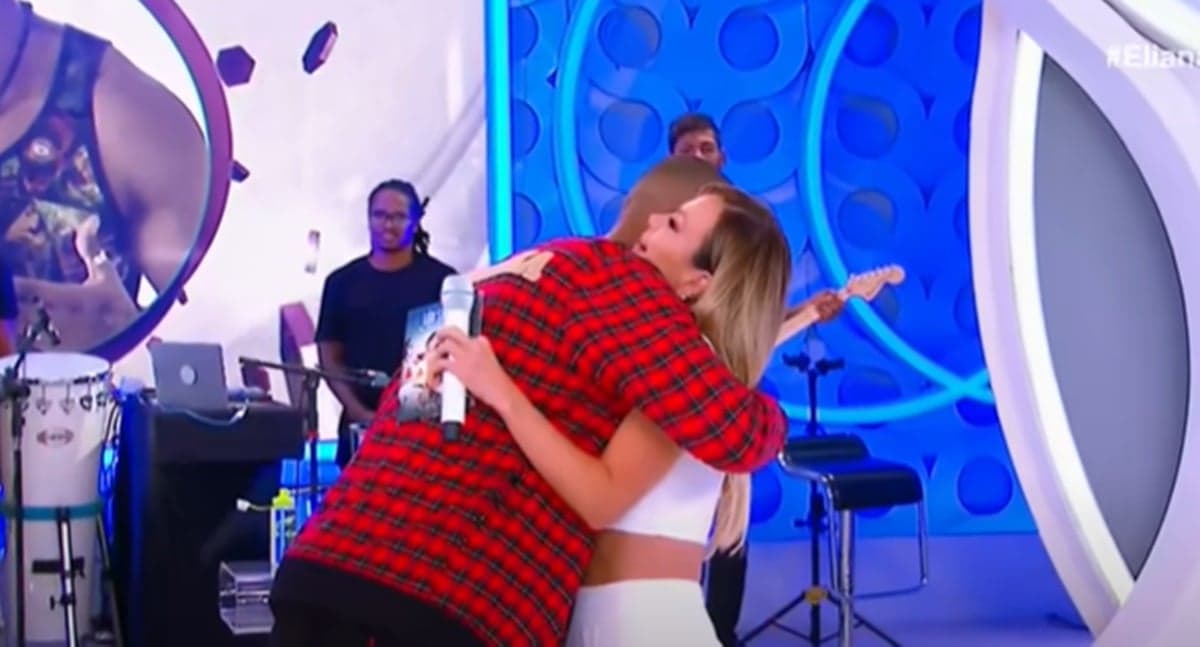Eliana dá abraço e beija Léo Santana, em seu programa 