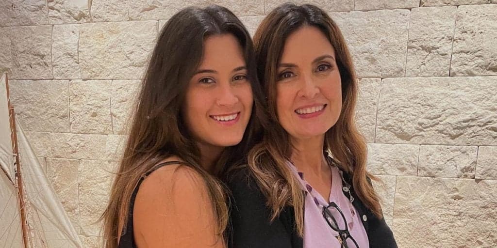 Filha de Fátima Bernardes enfia a mão na cara da irmã e vai às pressas para  hospital: “Cadeiras e pontos”