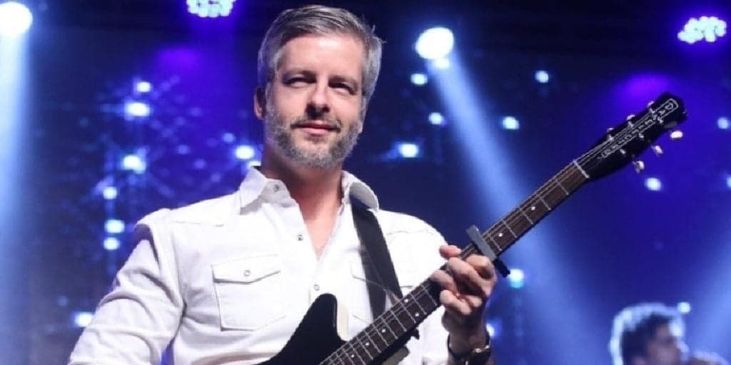 Victor Chaves surge dando beijo no irmão, Léo