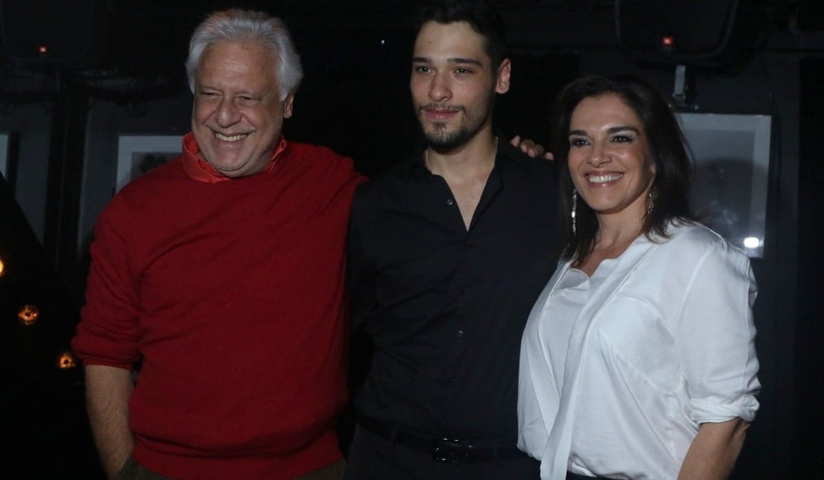 Antônio Fagundes ao lado do filho, Bruno Fagundes e da ex-esposa e atriz, Mara Carvalho Antônio Fagundes ao lado do filho, Bruno Fagundes e da ex-esposa e atriz, Mara Carvalho