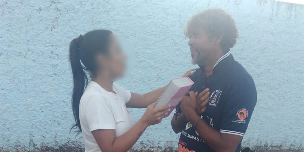 Mulher fica grávida e anuncia que está noiva de morador de rua: “Sem conseguir parar de pensar nele”