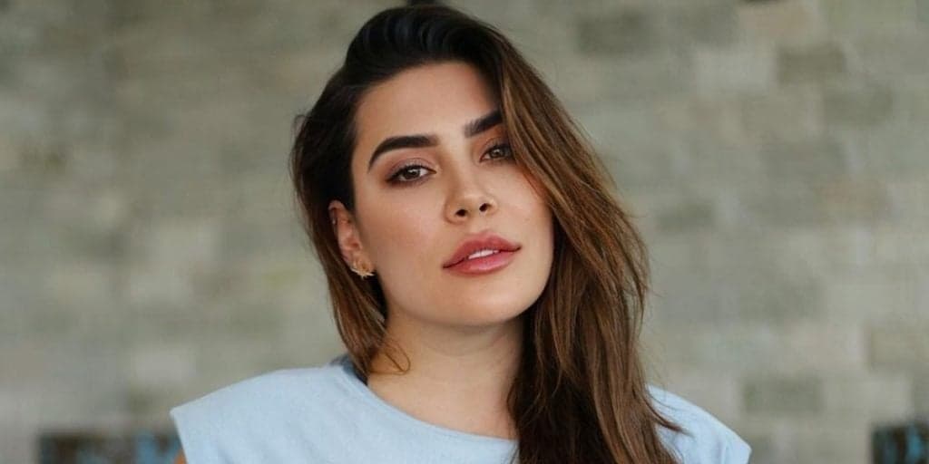 Naiara Azevedo machucou o pé enquanto brincava com os cachorros