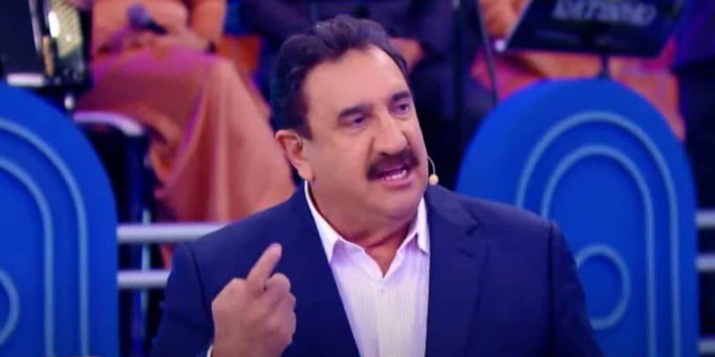 Ratinho se irrita após equipe errar feio em seu programa e desconta sua raiva em funcionário