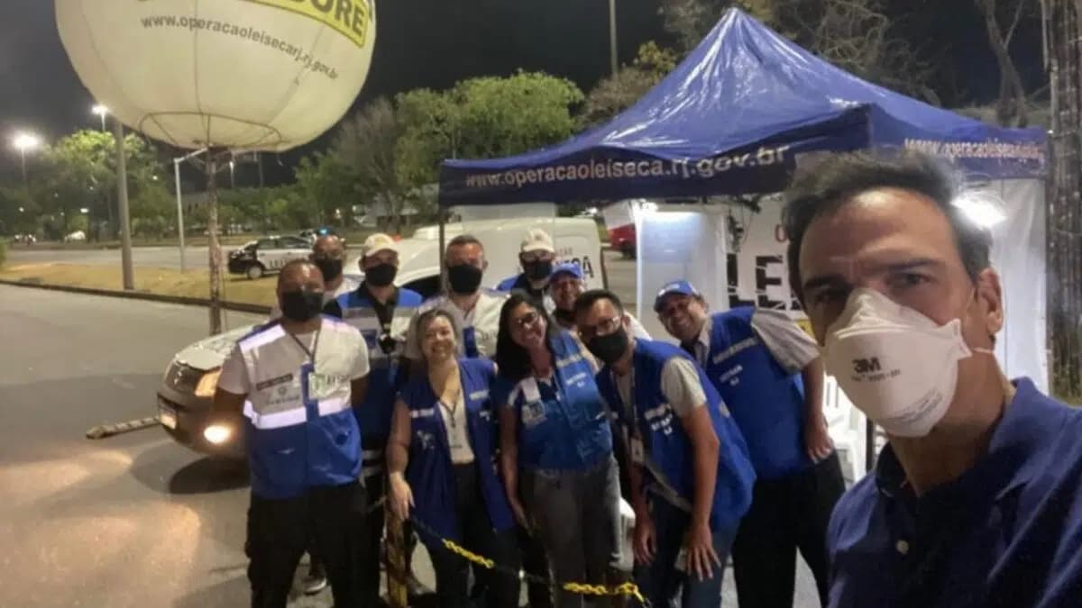 Tadeu Schmidt faz fotos com os agentes da lei seca que o pararam em blitz Tadeu Schmidt faz fotos com os agentes da lei seca que o pararam em blitz
