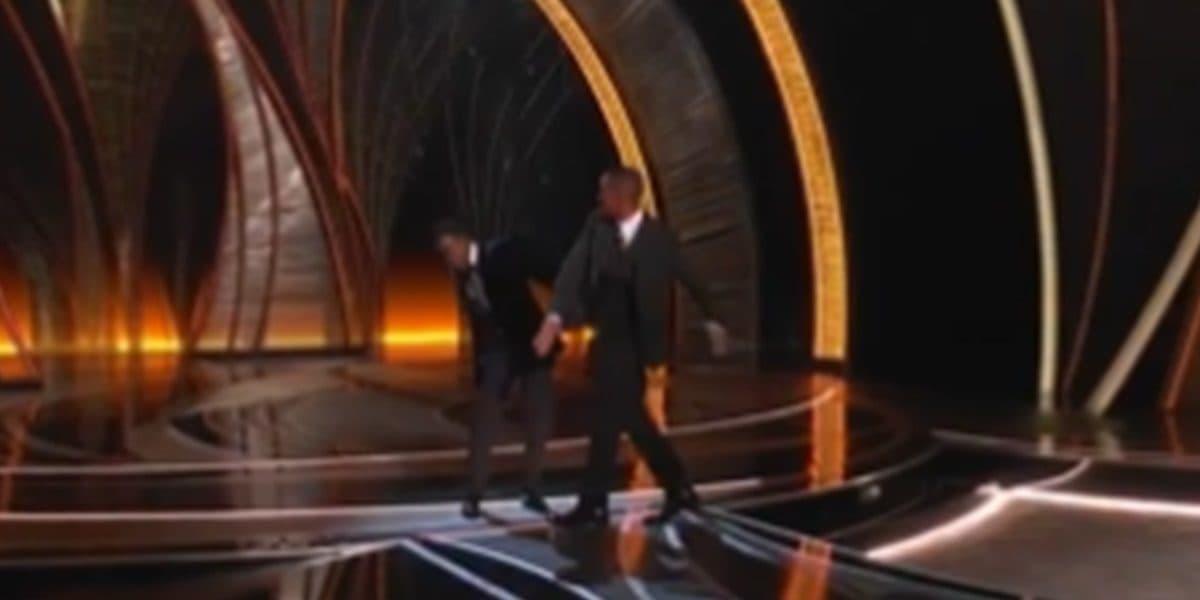 Will Smth dá soco de direita na boca de Chris Rock após brincadeira de mal gosto Will Smth dá soco de direita na boca de Chris Rock após brincadeira de mal gosto