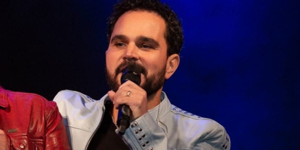 Após assumir amor por companheiro, Luciano Camargo sai de casa e embarca pra longe: "Estamos''