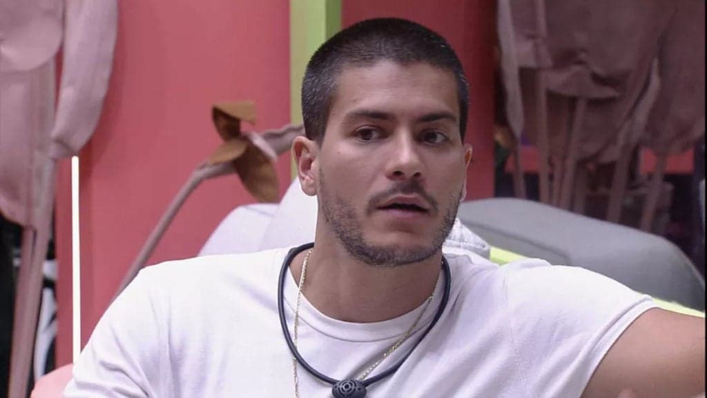 BBB22: Apavorado, Arthur Aguiar rasga o verbo, detona amigos e mira em aliados: "Alguma dúvida?"