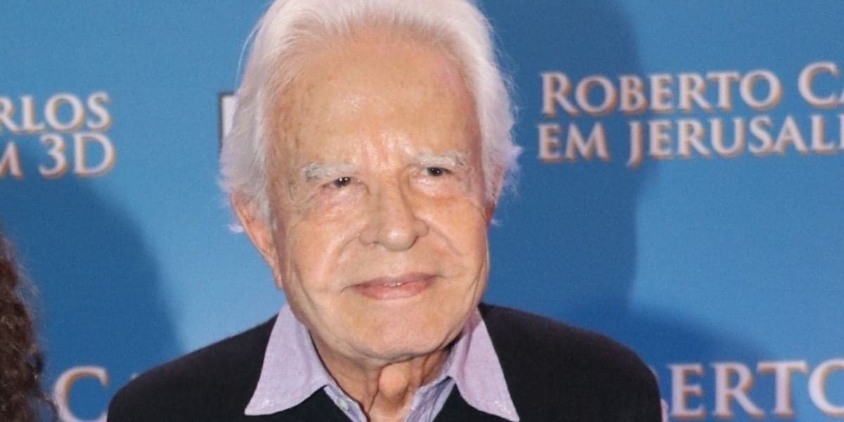 Cid Moreira é internado aos 94, surge em maca de hospital e passa por cirurgia: "Um dia de cada vez" Cid Moreira é internado aos 94, surge em maca de hospital e passa por cirurgia: "Um dia de cada vez"