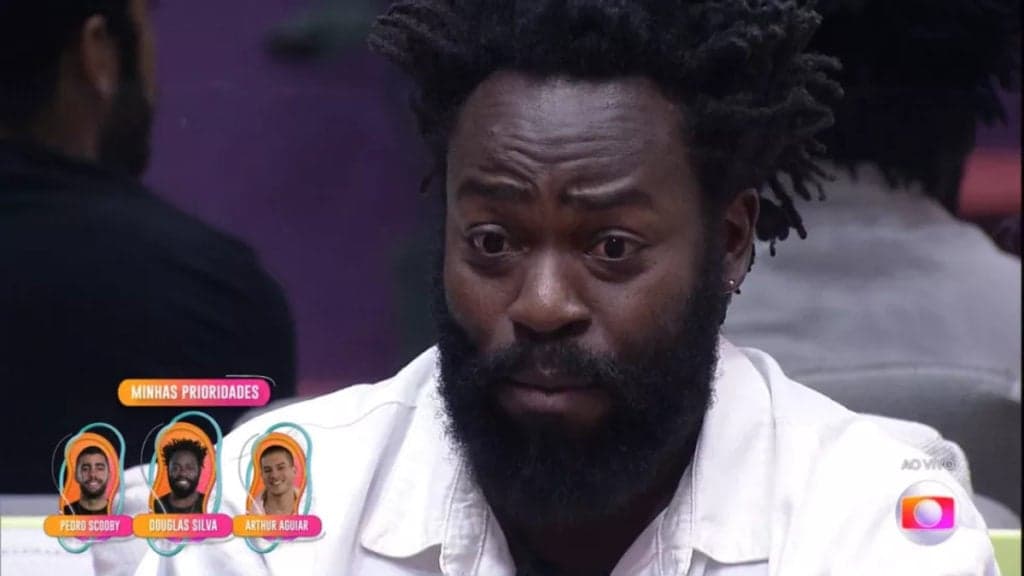 BBB22: Douglas Silva quebra as pernas de Arthur Aguiar e acaba com discurso do brother: "Acordar"