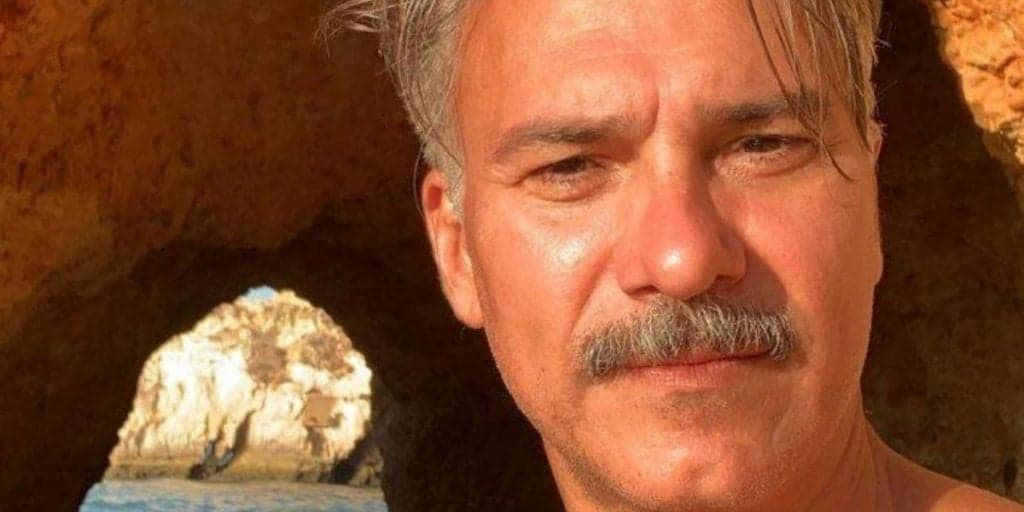 Arrancado do armário, Leonardo Vieira tem foto vazada beijando outro e separa do marido: "Não foi fácil"
