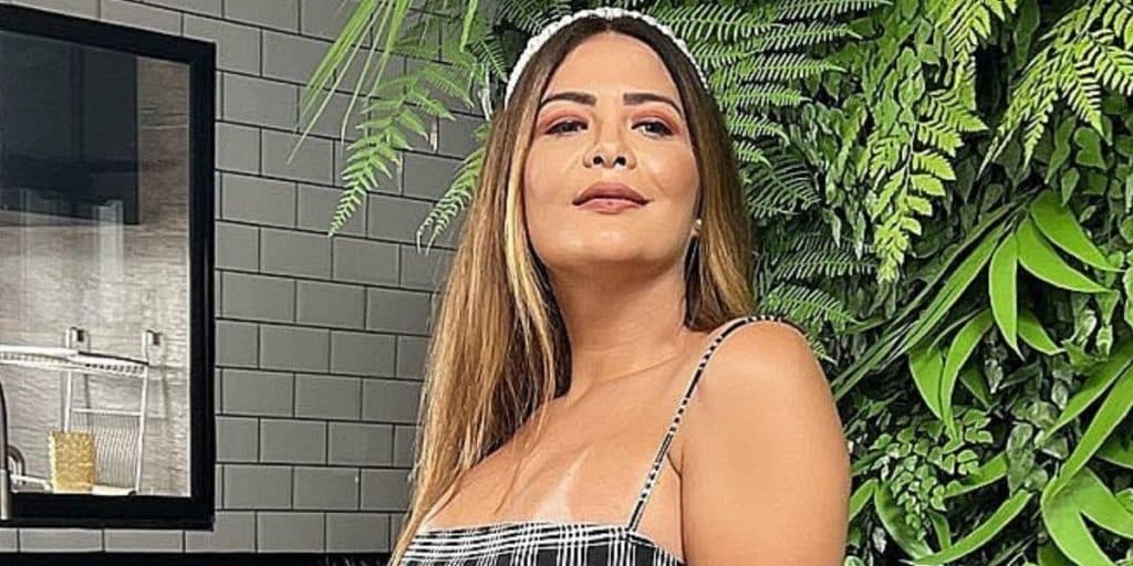 Geisy Arruda radicaliza, surge com roupa transparente e mostra demais: "Ai meu coração"