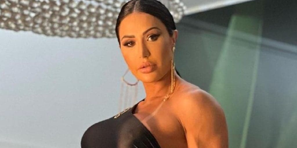 Gracyanne Barbosa compartilha fotos fazendo massagem