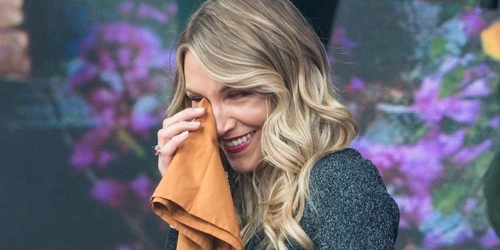 Anne Lottermann é flagrada agarrada com Leonardo dentro de camarim do Faustão na Band e foto é divulgada