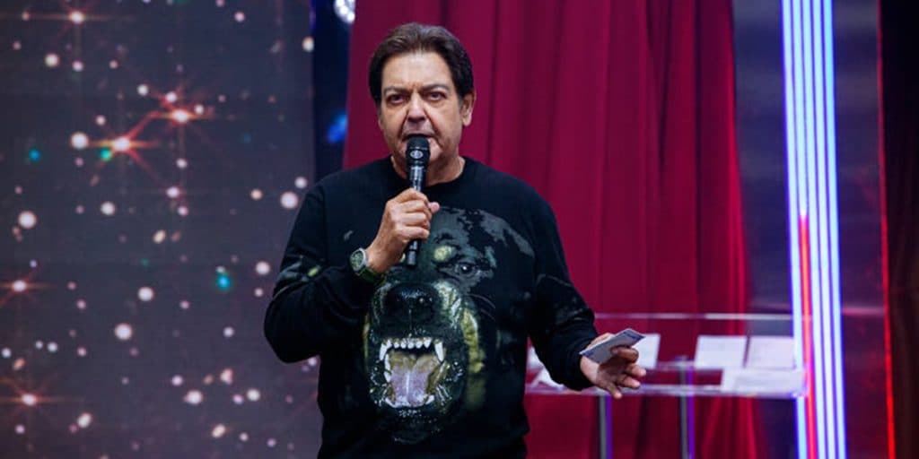 Faustão sofre com traição e debandada, se vê obrigado a pagar por artistas na Band e programa pode sair do ar