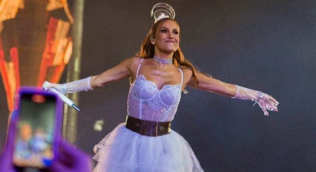 Claudia Leitte se pronuncia após ter show interrompido