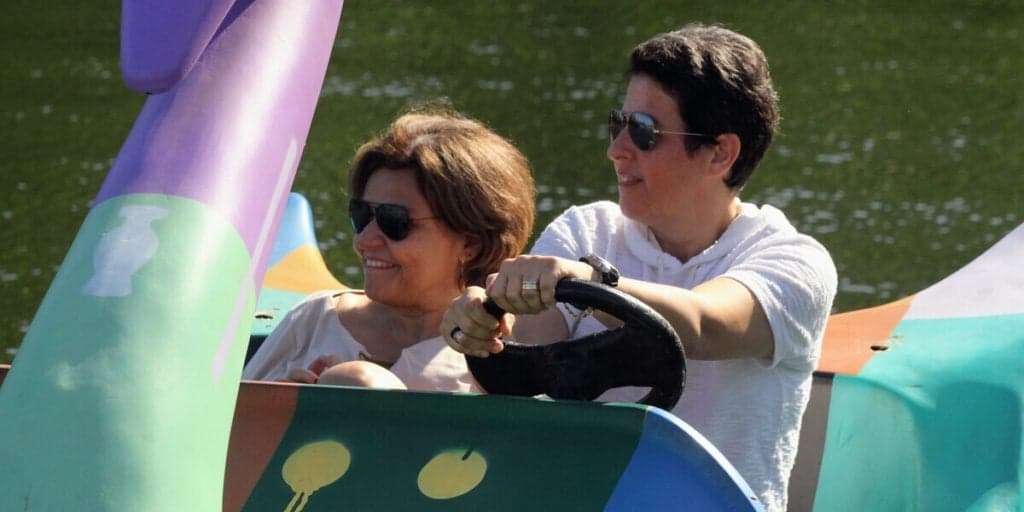 Amor no ar: Claudia Rodrigues, após assumir relação com empresária, surge em fotos aos beijos em pedalinho