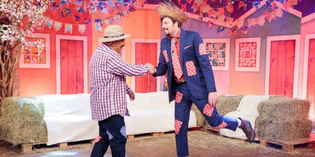 Ratinho se diverte em programa de Danilo Gentili